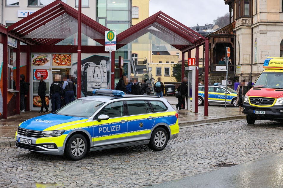 Polizei und Rettungskräfte am Postplatz in Aue: Hier kam es am Donnerstagnachmittag zu einer brutalen Attacke.