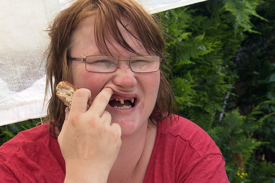 Christine (34) hat große Schmerzen, kann kaum noch zubeißen und wünscht sich neue Zähne.