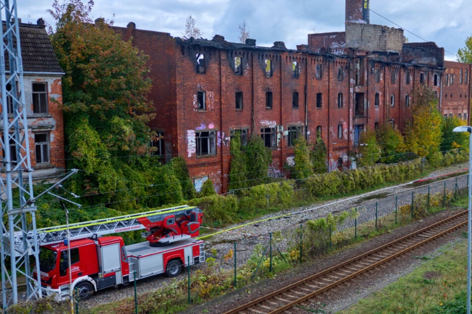 Die unter Denkmalschutz stehende Fabrikruine wurde durch die Flammen schwer beschädigt.