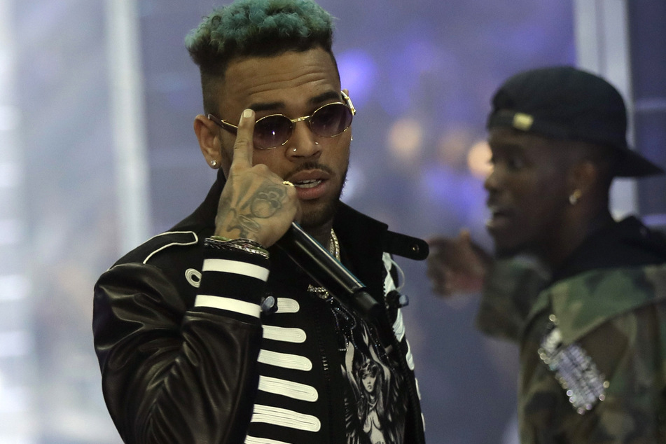 Neuer Ärger für Pop-Sänger Chris Brown (35). Er soll Backstage-Besucher verprügelt haben.