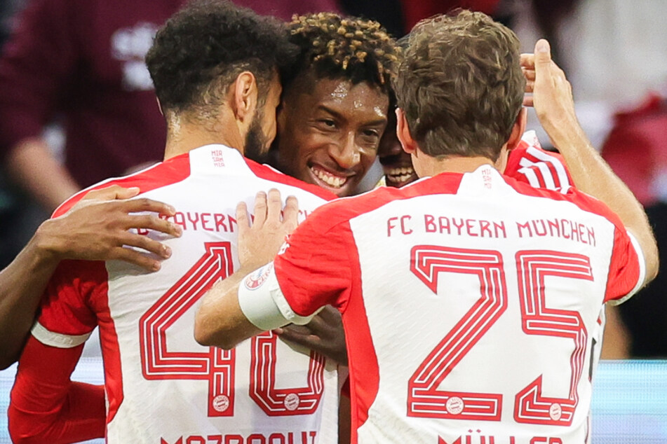 Kingsley Coman (M.) schoss den FC Bayern München gegen den SC Freiburg etwas glücklich, aber ebenso hochverdient früh auf die Siegerstraße.