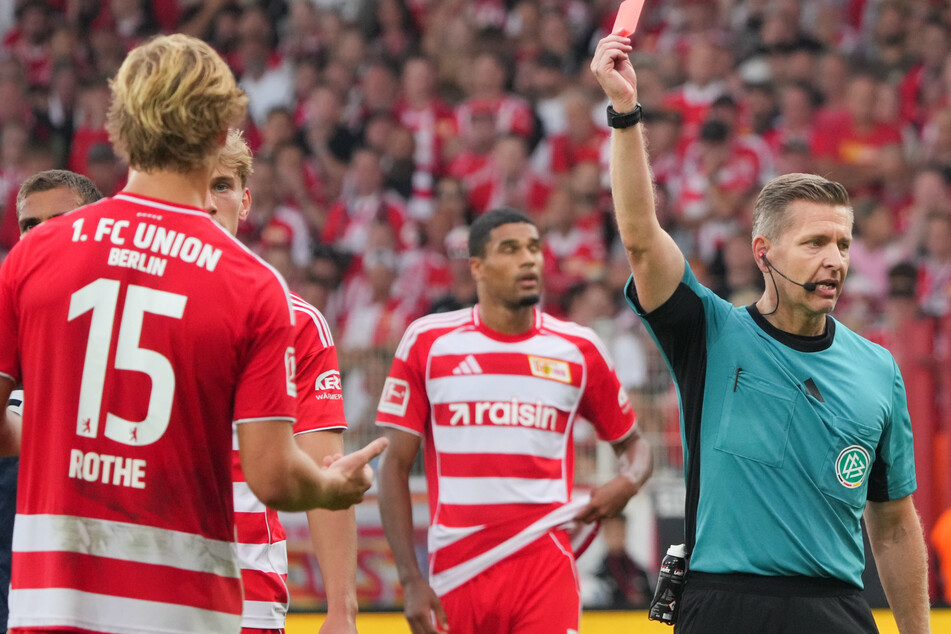 Beim Platzverweis blieb Schiedsrichter Tobias Welz keine andere Wahl, als die Rote Karte zu zeigen.