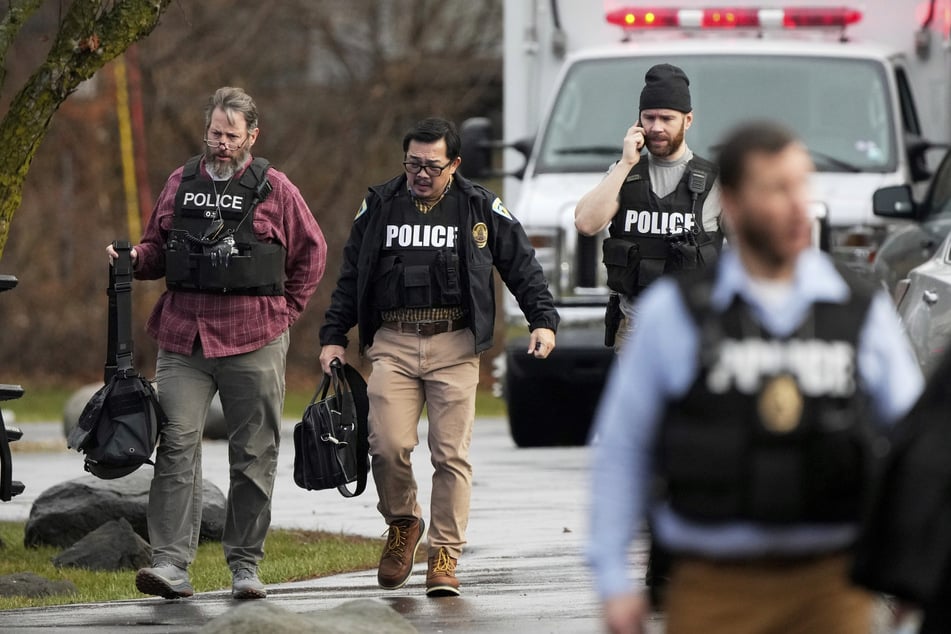 Sicherheitskräfte sind nach einem Schusswaffenangriff vor einer Schule in Madison, Wisconsin, im Einsatz.