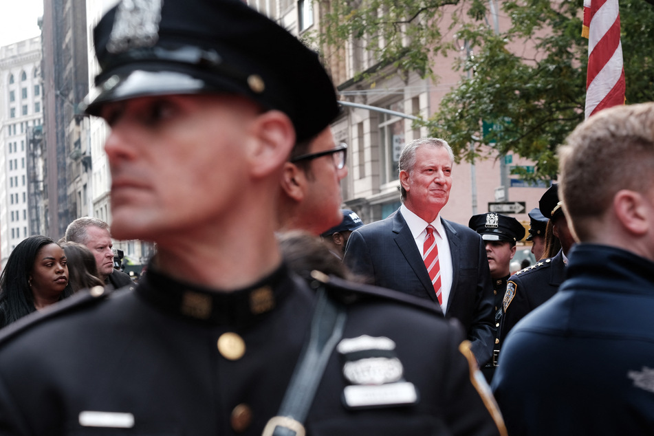 New York City's Conflicts of Interest Board fined former mayor Bill de Blasio (r.) a record sum for misusing his personal NYPD security detail