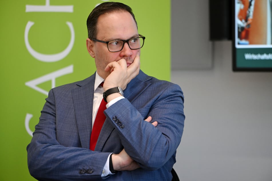 Sachsens Wirtschaftsminister Dirk Panter (52, SPD) sieht, dass die steigenden Spritpreise Otto Normalbürger und Wirtschaft belasten.