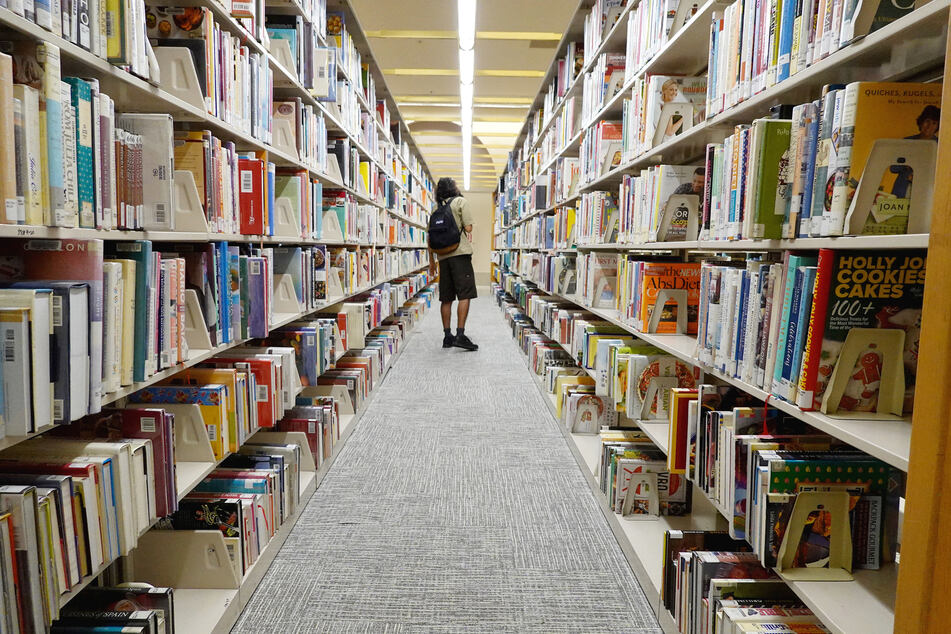 Judge blocks Arkansas law that would charge librarians for sharing "harmful" materials
