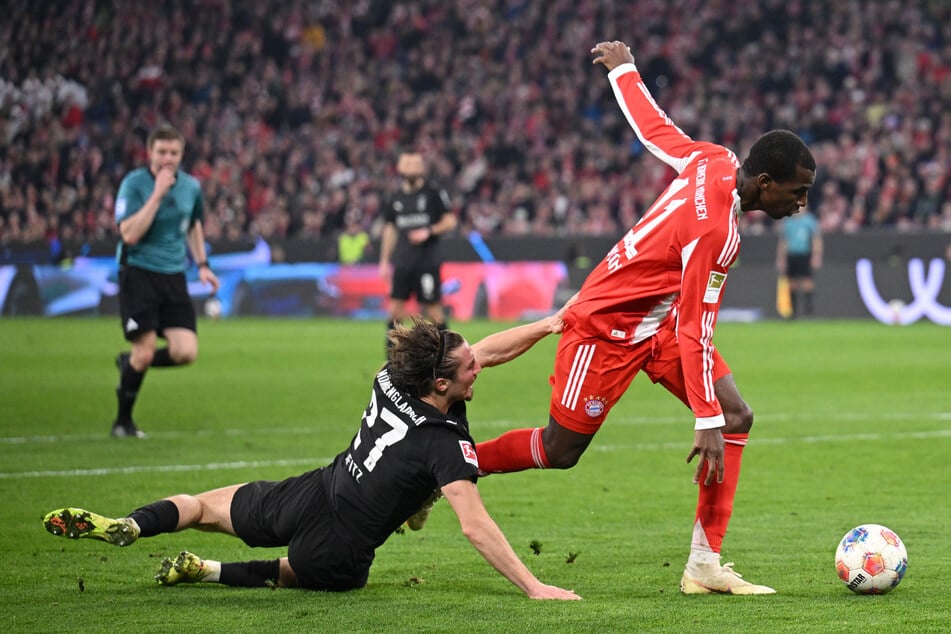 Rocco Reitz hält Nicolas Jackson im Strafraum kurz fest. Schiedsrichter Schröder zeigte im Anschluss auf den Punkt und dem Gladbach-Kapitän Rot.