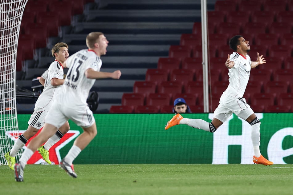 Ansgar Knauff (r.) brachte die SGE mit seinem Treffer zum 1:0 in Führung.