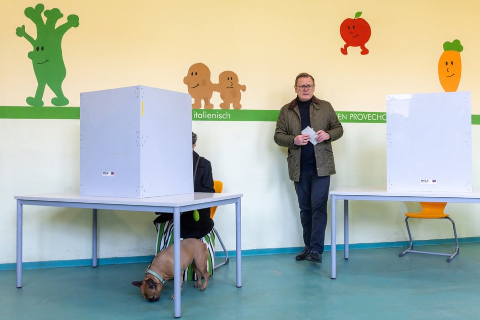 Linken-Politiker Bodo Ramelow (69) hatte bei seiner Stimmabgabe tierische Begleitung.