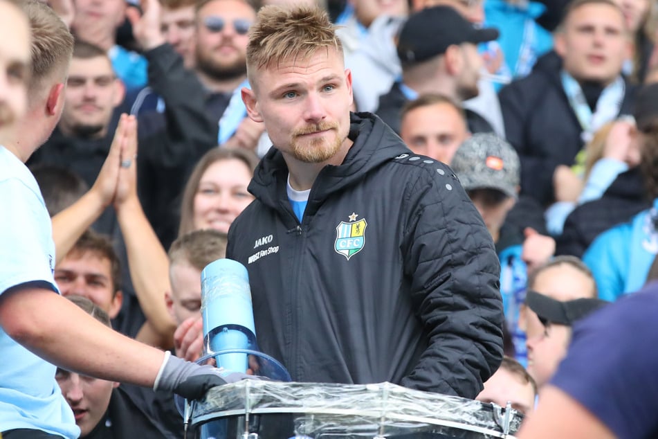 Himmelblaue Pokal-Party. Der Arbeitstag endete für CFC-Kapitän Robert Zickert (34) auf dem Zaun, bewaffnet mit Megafon wurde der Triumph ordentlich gefeiert.