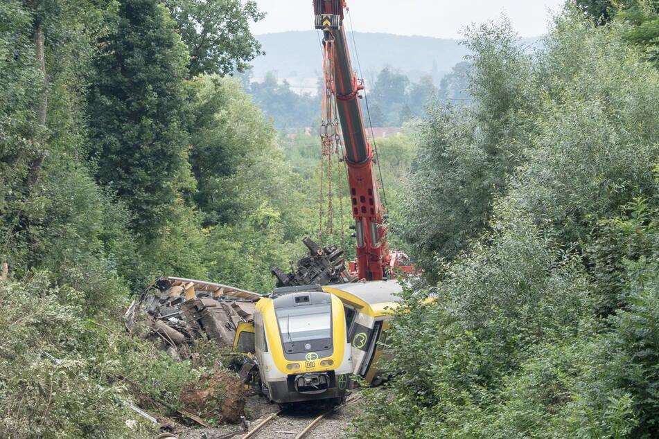 Die demolierten Waggons können nur mithilfe eines Spezialkrans geborgen werden.