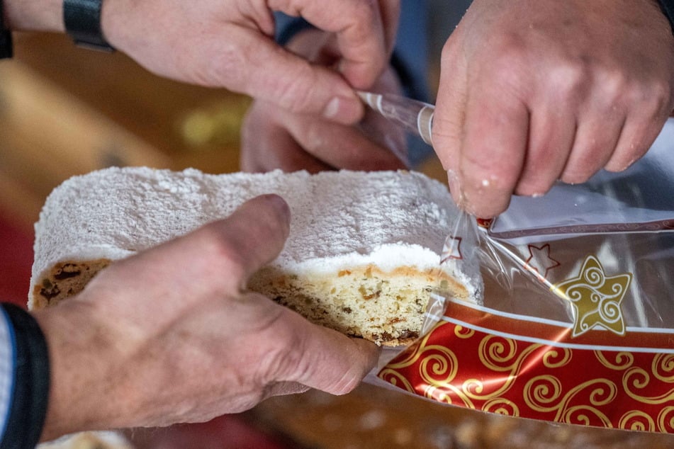 In der Plaste-Tüte bleibt der Stollen frisch und aromatisch.