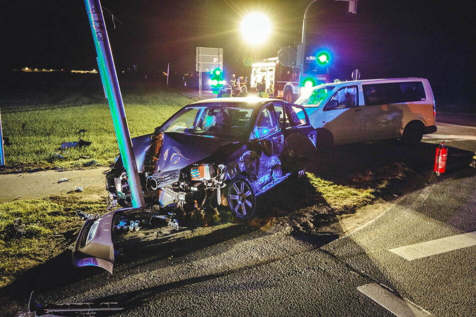 In der Nacht auf Sonntag sind auf der B184 zwei Autos zusammengekracht, eine junge Frau (18) im VW Polo wurde verletzt.