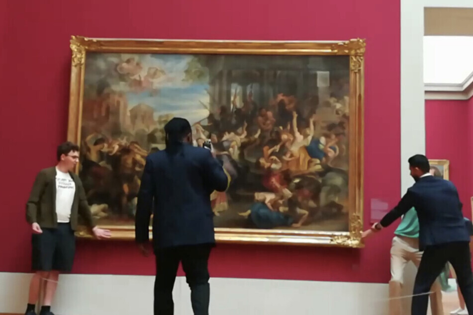 Aktivisten der "Letzten Generation" klebten sich in der Alten Pinakothek in München an einem Werk Rubens fest.