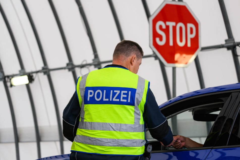 Bei einer Zollkontrolle fand die Polizei 124.000 Euro Bargeld. (Symbolfoto)