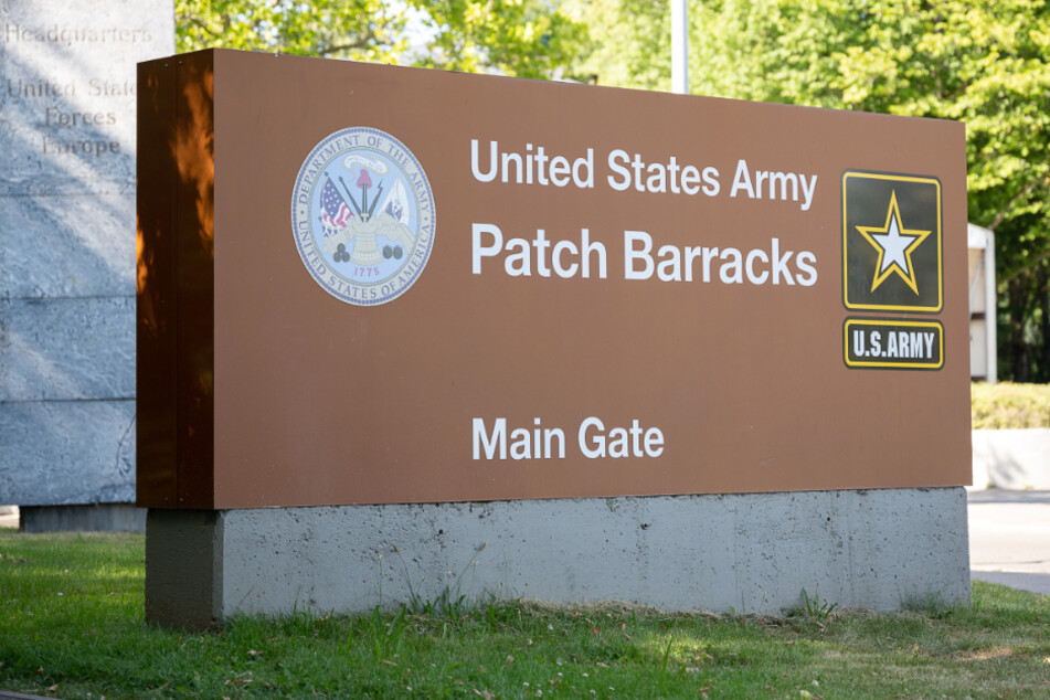in Schild weist auf den Haupteingang der US-Kaserne "Patch Barracks" hin. In diesem befindet sich auch das Hauptquartier der US-Streitkräfte in Europa.