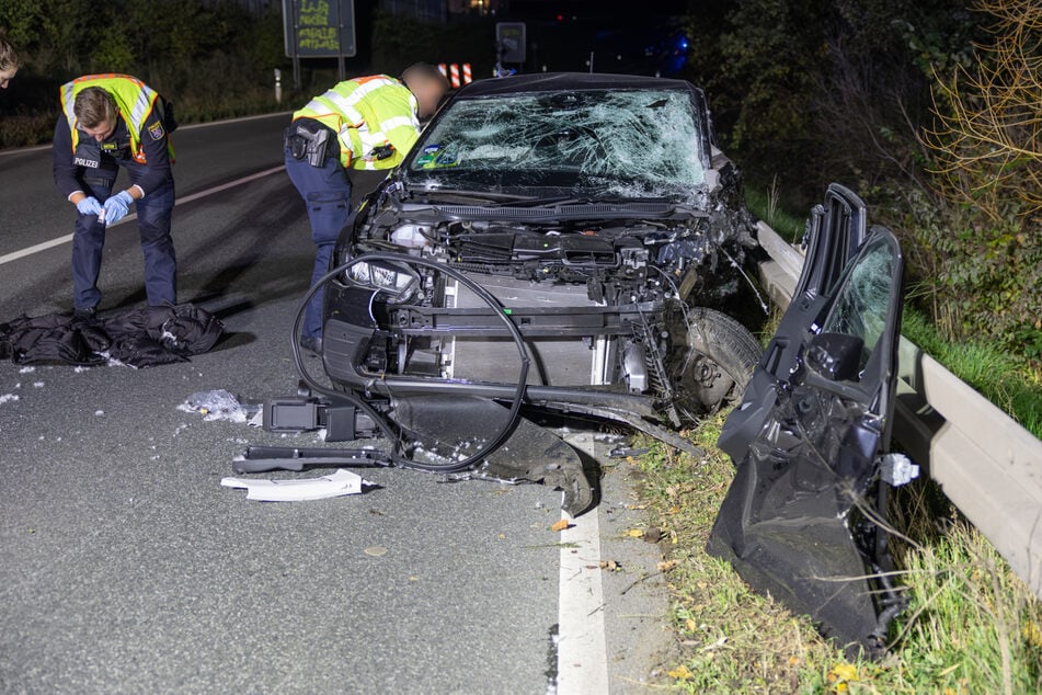 Der Unfallfahrer landete mit seinem VW-Polo ebenfalls in der Leitplanke. Er trug allerdings schwere Verletzungen davon.