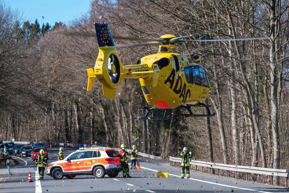 Der bislang noch unbekannte Motorradfahrer musste mit einem Rettungshubschrauber ins Krankenhaus geflogen werden. (Symbolfoto)