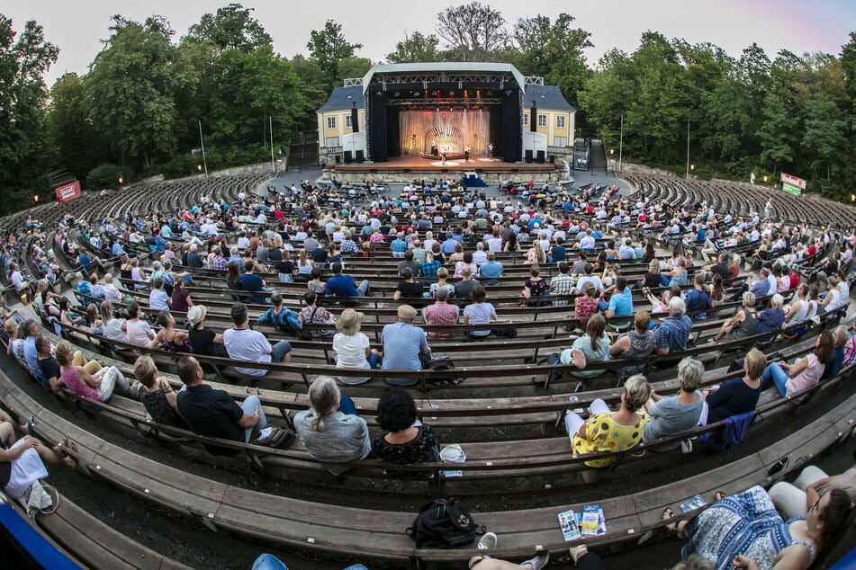 Das Amphitheater "Junge Garde" (Bauzeit 1953-1955) im Großen Garten zieht jeden Sommer Tausende Besucher auf seine Ränge.