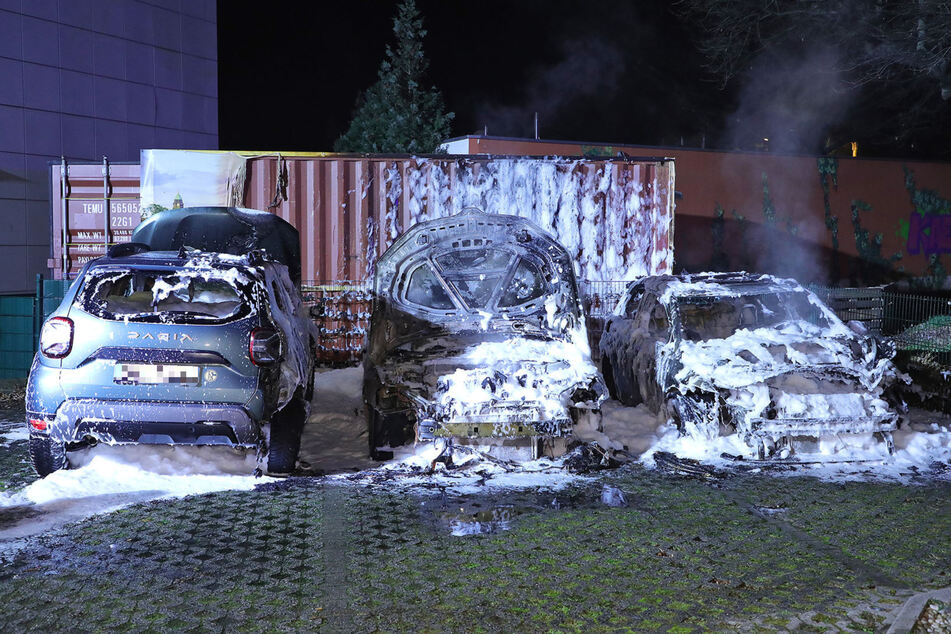 Drei Wagen brannten wegen des Feuers aus.