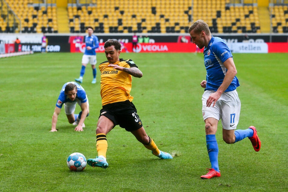 Oliver Batista Meier (23, l.) in seinem zweiten Spiel für Dynamo. Es war das 1:4 gegen Rostock am 6. Februar 2022.