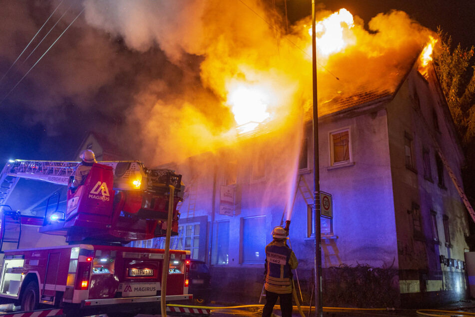 Das Haus stand lichterloh in Flammen. Nun ermittelt die Kripo zur Brandursache.