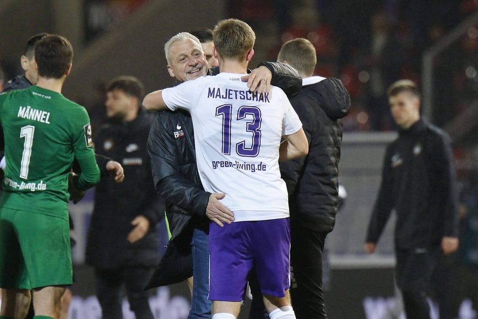 Bei seinem Trainer Pavel Dotchev (58) konnte Erik Majetschak (23) in der kurzen Vorbereitung durchaus punkten.