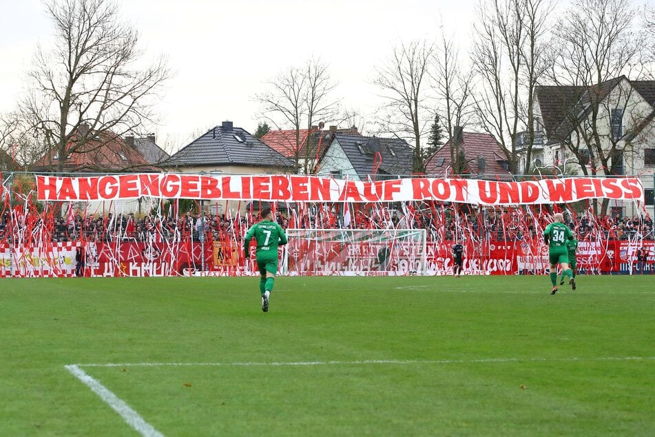 Die FSV-Fans sorgten mit rot-weißen Luftschlangen für Stimmung. Diese führten allerdings zu zwei Spielunterbrechungen.