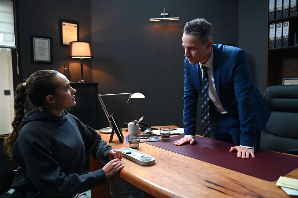 Kilian macht Joana klar, welche Konsequenzen eine Falschaussage hätte.