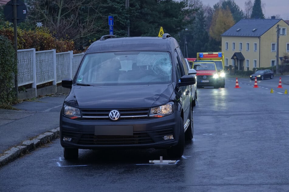 Die Frontscheibe des beteiligten VW ist auf der Fahrerseite gesplittert.