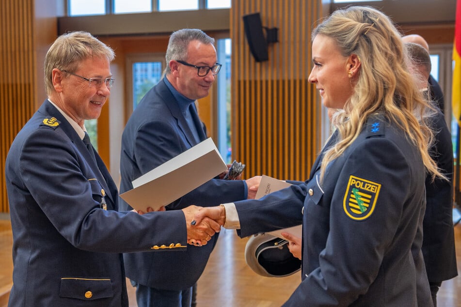 Polizeipräsident Lutz Rodig (61, l.) gratulierte.