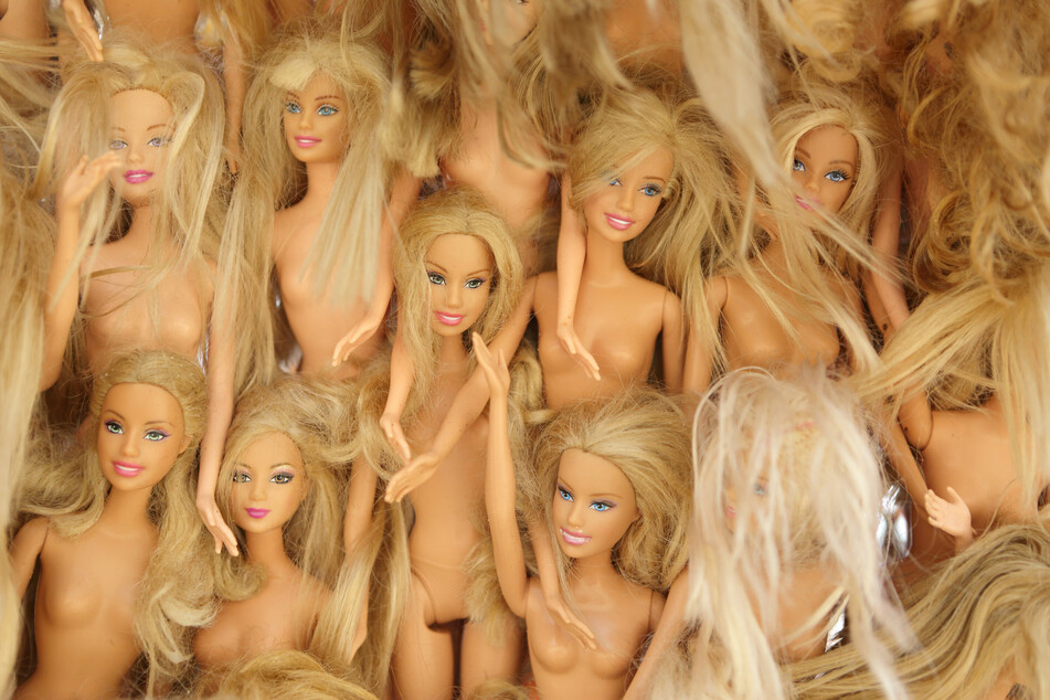 Tausende Barbie-Puppen schlummern in deutschen Kinderzimmern. Zukünftig könnte aus ihnen neues Spielzeug werden. Denn Spielzeughersteller Mattel nimmt im Rahmen der "PlayBack"-Aktion altes und kaputtes Spielzeug zurück.