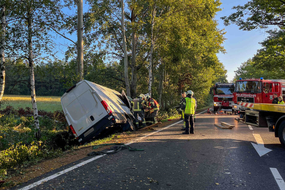 Der Kleintransporter prallte gegen mehrere Bäume.
