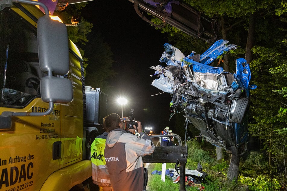Tragischer Fahrfehler: 26-Jähriger stirbt in zerfetztem Autowrack