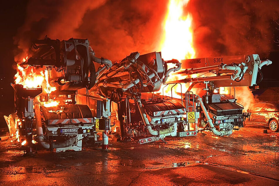 In der Nacht zu Montag sind in zwei Berliner Gewerbegebieten mehrere Lkw in Flammen aufgegangen.