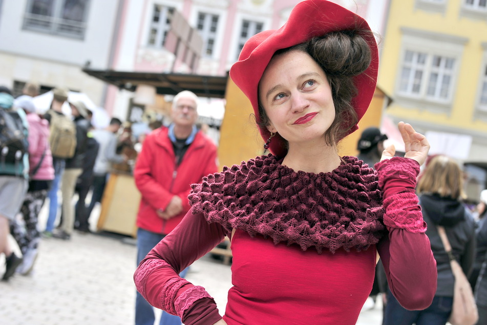 Künstlerin Oni mit einem Hut vom Flohmarkt.