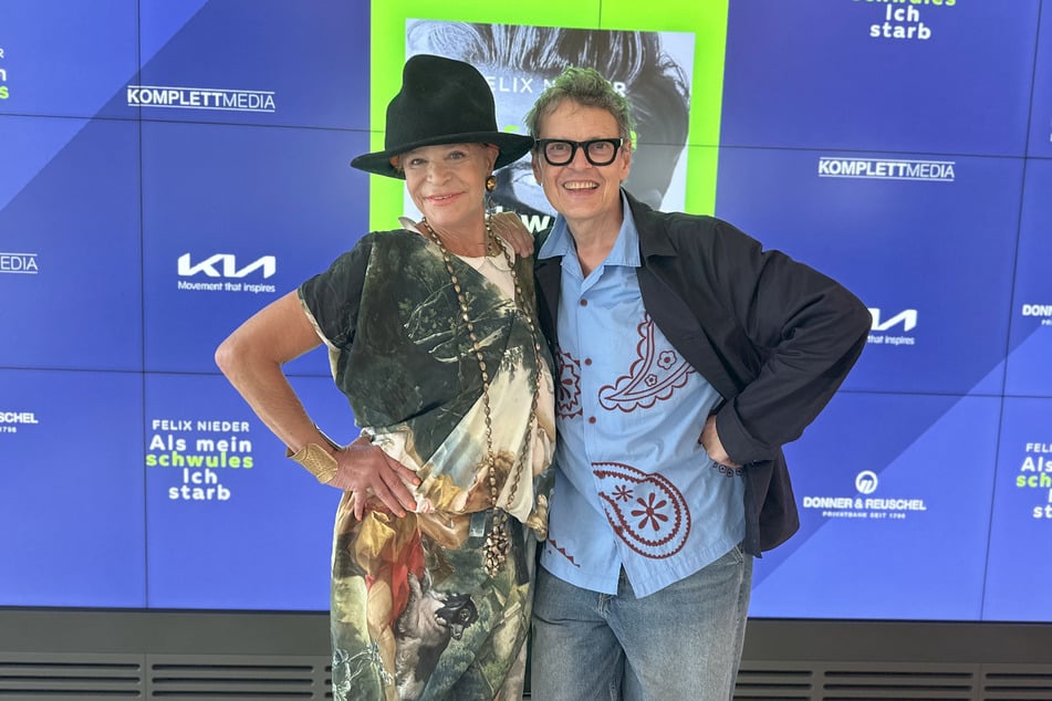Reality-Darstellerin Barbara Engel (70) und Entertainer Rolf Scheider (67) waren ebenfalls mit von der Partie und haben den jungen Autor bei seinem Launch unterstützt.