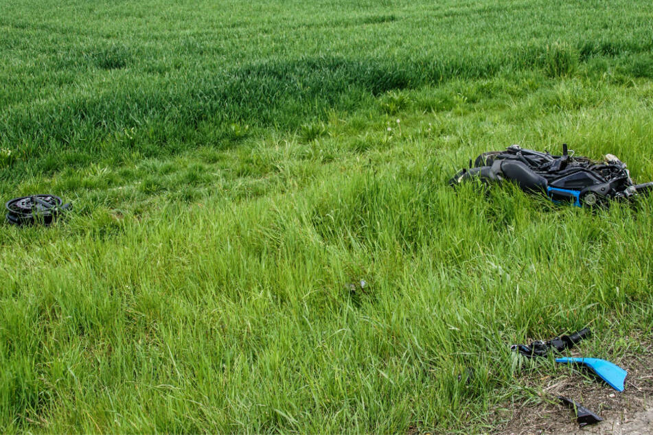 Das Motorrad wurde samt Fahrer 60 Meter weiter ins Grüne geschleudert.