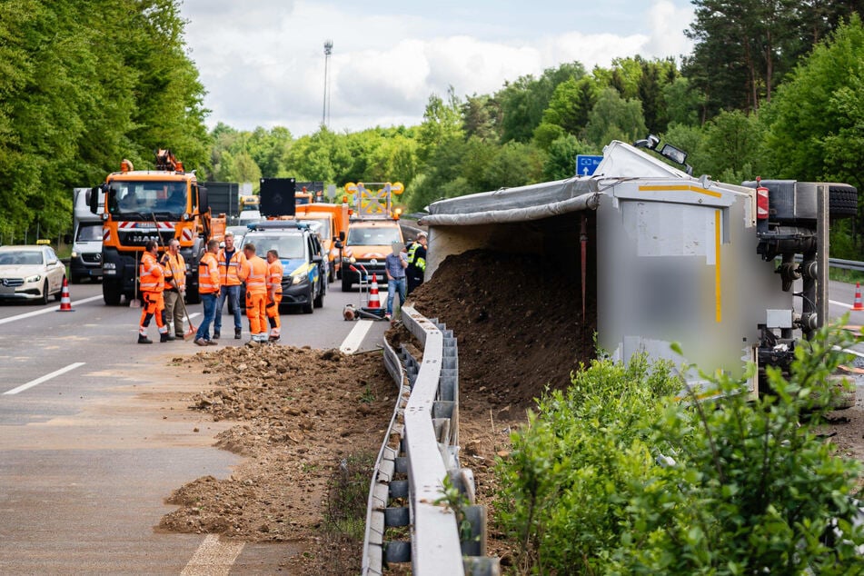 Die Bergung und Reinigung der Fahrbahn laufen auf Hochtouren.