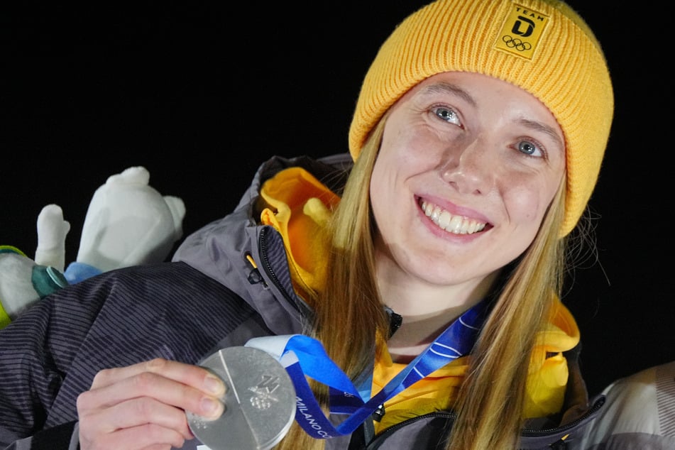 Etwas ungläubig, aber glücklich präsentiert Kreher ihre Silbermedaille.