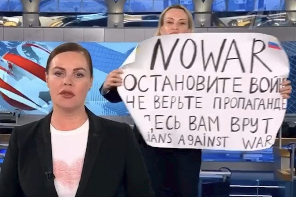 Die Protestaktion von Marina Owssjannikowa gegen den Ukraine-Krieg während der Live-Übertragung am 14. März.