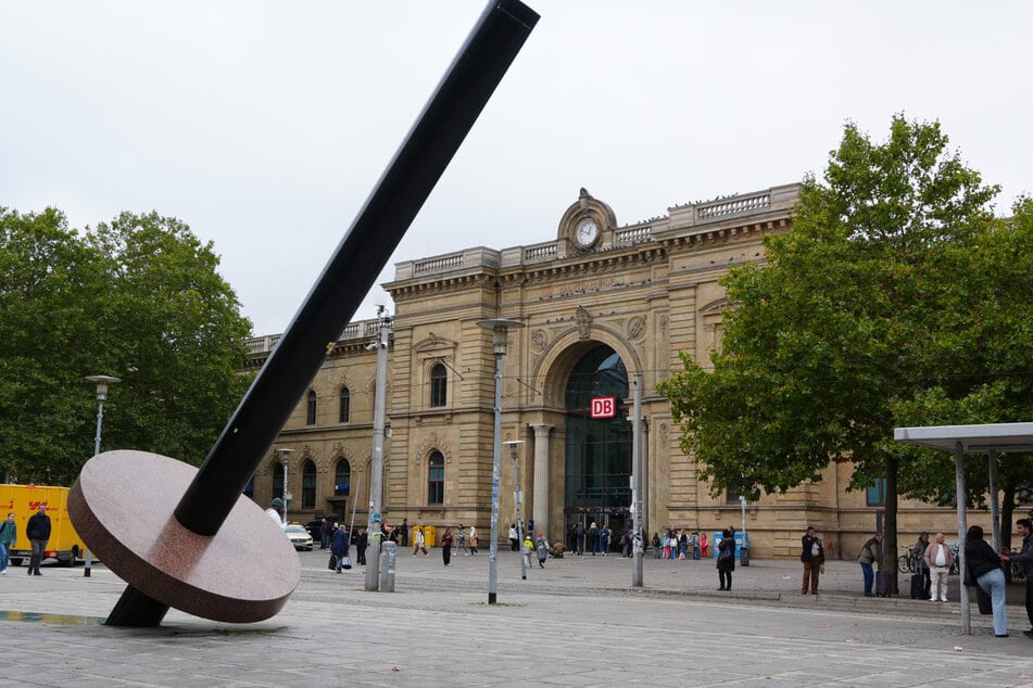 Eine Gruppe wurde beim Willy-Brandt-Platz mit einem Messer angegriffen.