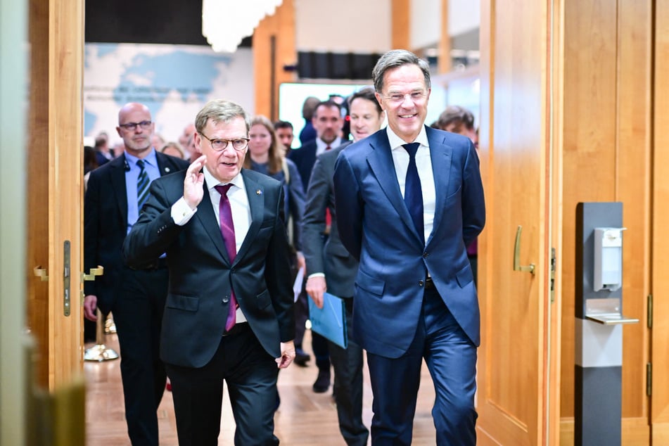 Die jüngsten hybriden Angriffe Russlands sorgen bei Nato-Generalsekretär Mark Rutte (r) und Bundesaußenminister Johann Wadephul für Besorgnis.
