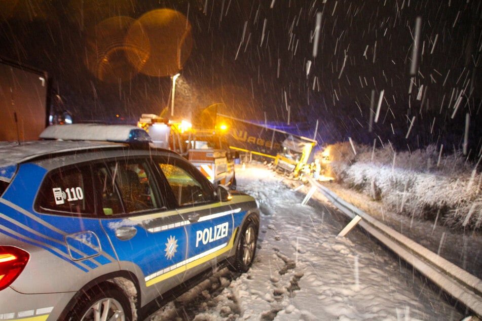 Auf der A3 im Landkreis Regensburg kam in der Nacht zum heutigen Dienstag ein Lkw ins Rutschen und wurde in die Leitplanke gedrückt.