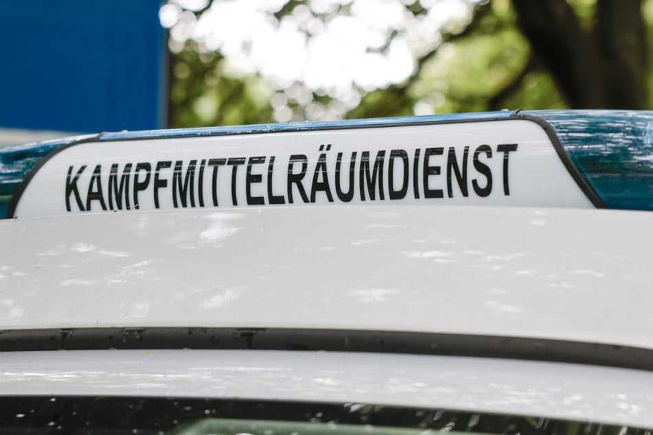Spezialkräfte des Kampfmittelräumdienstes sind am Unfallort im Einsatz. (Symbolbild)