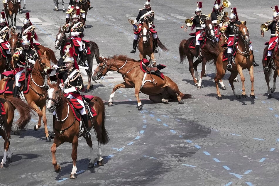 Bei der Parade anlässlich des Nationalfeiertags in Frankreich lief nicht alles glatt.