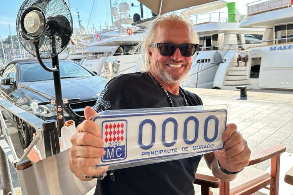 Der 59-jährige Multimillionär freut sich über das neue Nummernschild für seine G-Klasse.