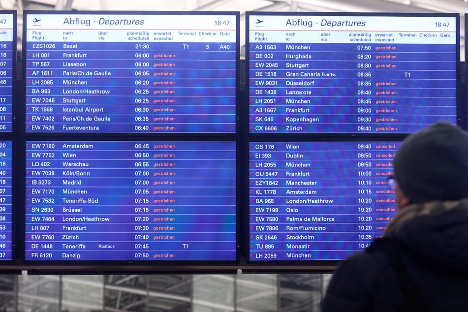 Auf den Anzeigetafeln am Flughafen sind die gestrichenen Flüge bereits am Donnerstagabend zu sehen.