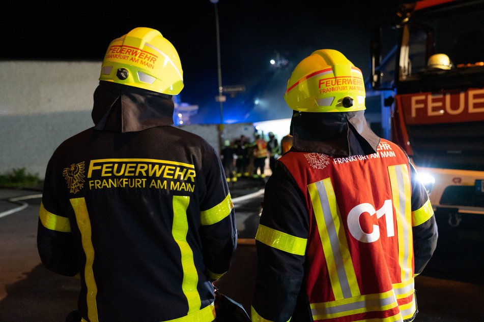 Bis in die frühen Morgenstunden waren die rund 300 Einsatzkräfte der Feuerwehr bei dem Brand auf dem Gelände des Redux-Recyclingbetriebes im Einsatz.