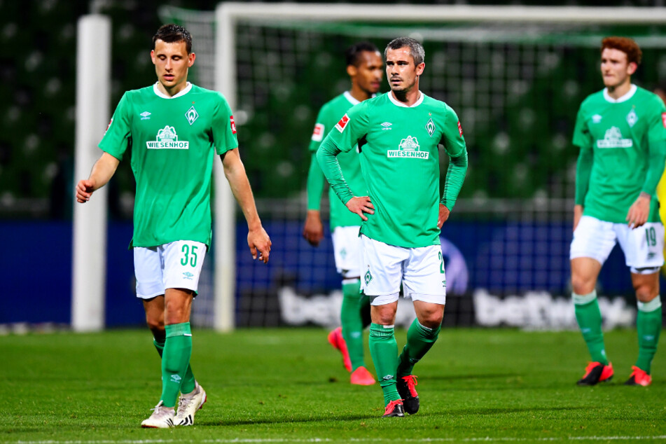 Diese Gesichter sprechen Bände: Die Spieler des SV Werder Bremen waren nach dem 1:4 am Montagabend sichtlich bedient.
